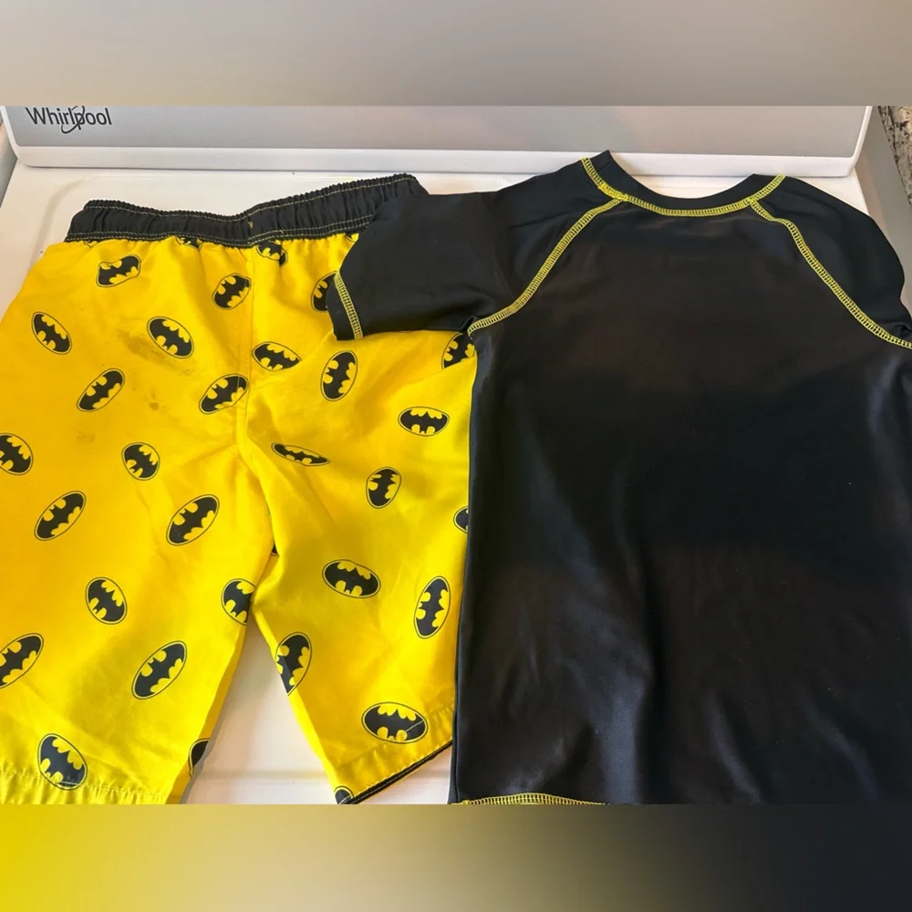 Boys Batman Swim Trunks and Rash guard Set, size medium